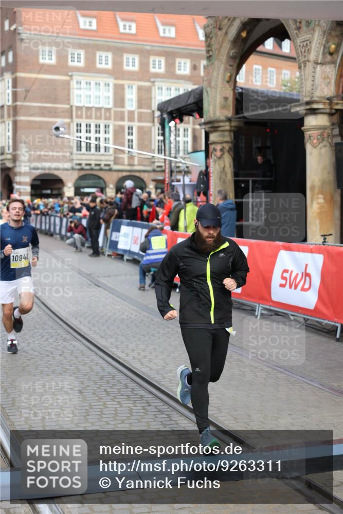 05.10.2025 - 20. swb-Marathon Bremen Yannick Fuchs http://msf.ph/oto/9263311 05.10.2025 10:50:03 Ziel 9369, 9693, 9696, 9761, 9889, 10159, 10346, 10543, 10946, 11091, 11642, 11749 meine-sportfotos.de