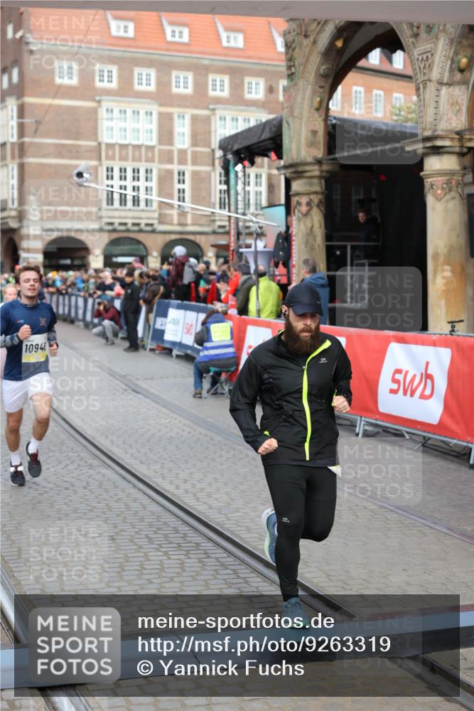 05.10.2025 - 20. swb-Marathon Bremen Yannick Fuchs http://msf.ph/oto/9263319 05.10.2025 10:50:03 Ziel 9369, 9693, 9696, 9761, 9889, 10159, 10346, 10543, 10946, 11091, 11642, 11749 meine-sportfotos.de