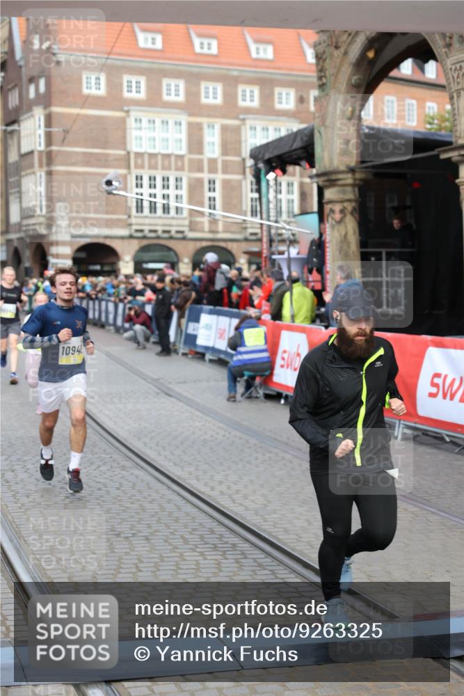 05.10.2025 - 20. swb-Marathon Bremen Yannick Fuchs http://msf.ph/oto/9263325 05.10.2025 10:50:03 Ziel 9369, 9693, 9696, 9761, 9889, 10159, 10346, 10543, 10946, 11091, 11642, 11749 meine-sportfotos.de