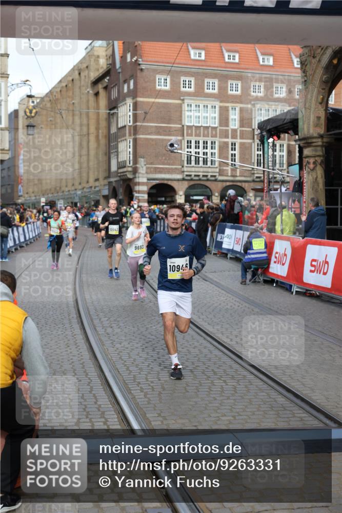 05.10.2025 - 20. swb-Marathon Bremen Yannick Fuchs http://msf.ph/oto/9263331 05.10.2025 10:50:03 Ziel 9369, 9693, 9696, 9761, 9889, 10159, 10346, 10543, 10946, 11091, 11642, 11749 meine-sportfotos.de