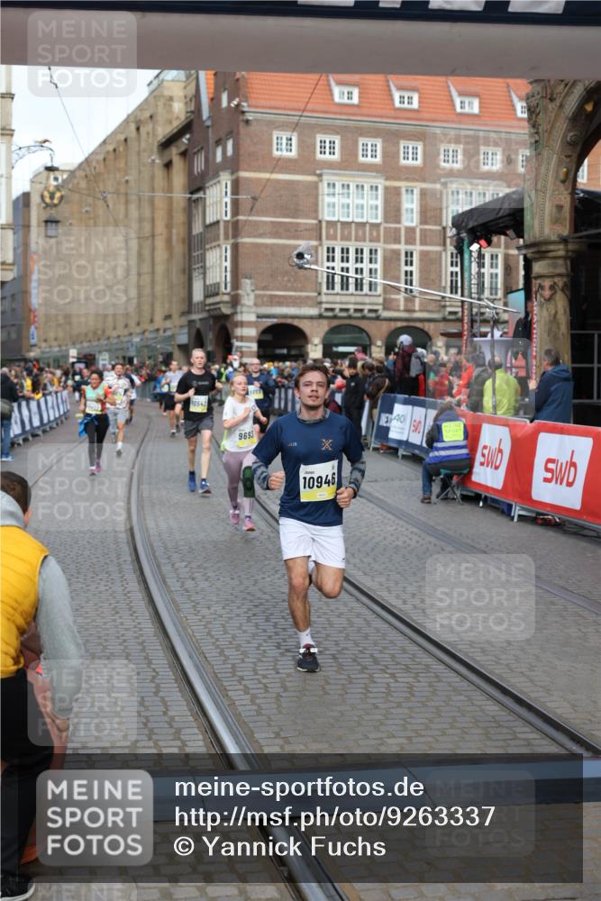 05.10.2025 - 20. swb-Marathon Bremen Yannick Fuchs http://msf.ph/oto/9263337 05.10.2025 10:50:03 Ziel 9369, 9693, 9696, 9761, 9889, 10159, 10346, 10543, 10946, 11091, 11642, 11749 meine-sportfotos.de