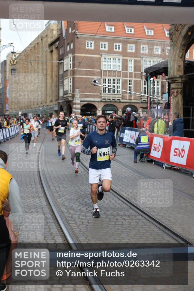 05.10.2025 - 20. swb-Marathon Bremen Yannick Fuchs http://msf.ph/oto/9263342 05.10.2025 10:50:03 Ziel 9369, 9693, 9696, 9761, 9889, 10159, 10346, 10543, 10946, 11091, 11642, 11749 meine-sportfotos.de