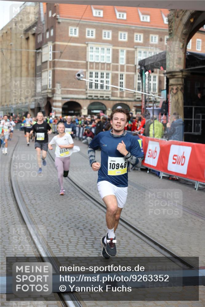 05.10.2025 - 20. swb-Marathon Bremen Yannick Fuchs http://msf.ph/oto/9263352 05.10.2025 10:50:04 Ziel 9369, 9693, 9696, 9761, 9803, 9889, 10159, 10346, 10543, 10946, 11091, 11642, 11749 meine-sportfotos.de