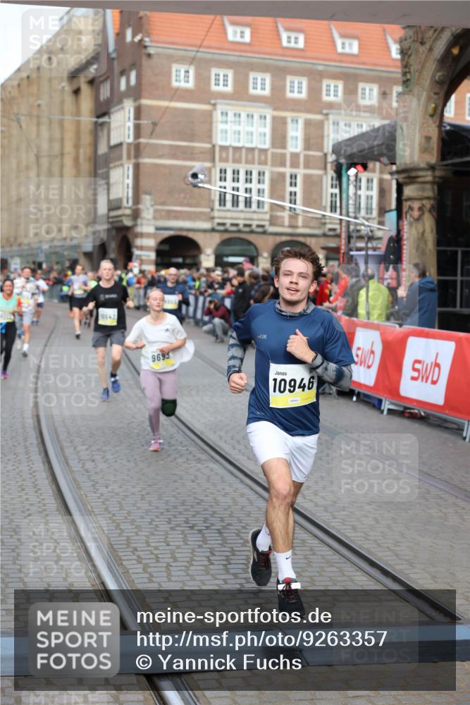 05.10.2025 - 20. swb-Marathon Bremen Yannick Fuchs http://msf.ph/oto/9263357 05.10.2025 10:50:04 Ziel 9369, 9693, 9696, 9761, 9803, 9889, 10159, 10346, 10543, 10946, 11091, 11642, 11749 meine-sportfotos.de