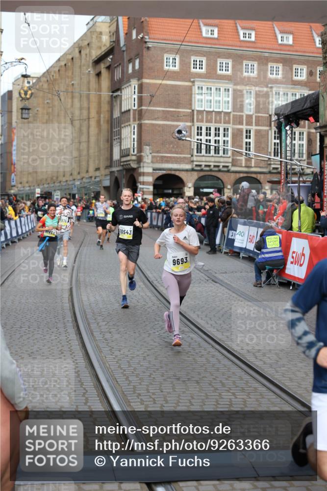 05.10.2025 - 20. swb-Marathon Bremen Yannick Fuchs http://msf.ph/oto/9263366 05.10.2025 10:50:04 Ziel 9369, 9693, 9696, 9761, 9803, 9889, 10159, 10346, 10543, 10946, 11091, 11642, 11749 meine-sportfotos.de