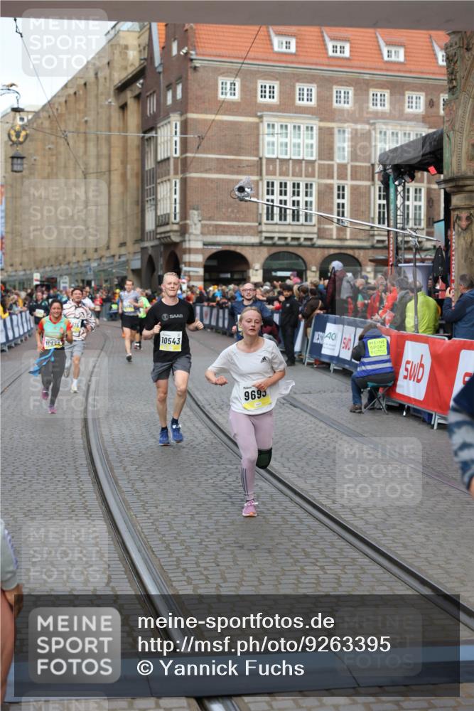 05.10.2025 - 20. swb-Marathon Bremen Yannick Fuchs http://msf.ph/oto/9263395 05.10.2025 10:50:05 Ziel 9369, 9676, 9693, 9696, 9803, 10159, 10543, 10868, 10946, 11091, 11642, 11749 meine-sportfotos.de