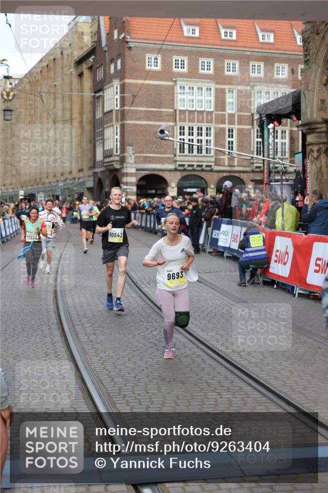 05.10.2025 - 20. swb-Marathon Bremen Yannick Fuchs http://msf.ph/oto/9263404 05.10.2025 10:50:05 Ziel 9369, 9676, 9693, 9696, 9803, 10159, 10543, 10868, 10946, 11091, 11642, 11749 meine-sportfotos.de