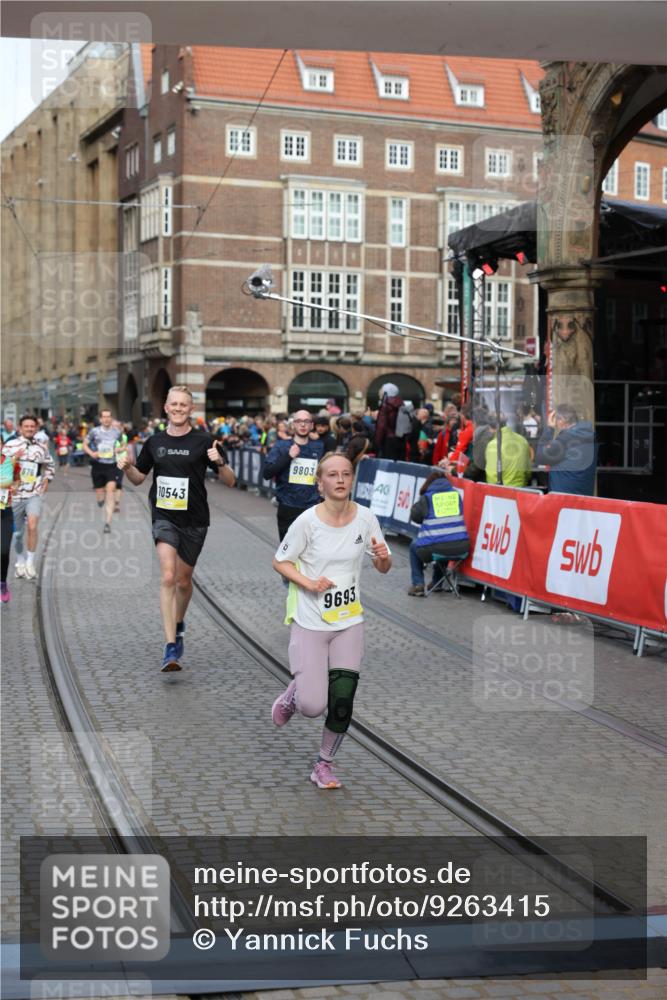 05.10.2025 - 20. swb-Marathon Bremen Yannick Fuchs http://msf.ph/oto/9263415 05.10.2025 10:50:05 Ziel 9369, 9676, 9693, 9696, 9803, 10159, 10543, 10868, 10946, 11091, 11642, 11749 meine-sportfotos.de
