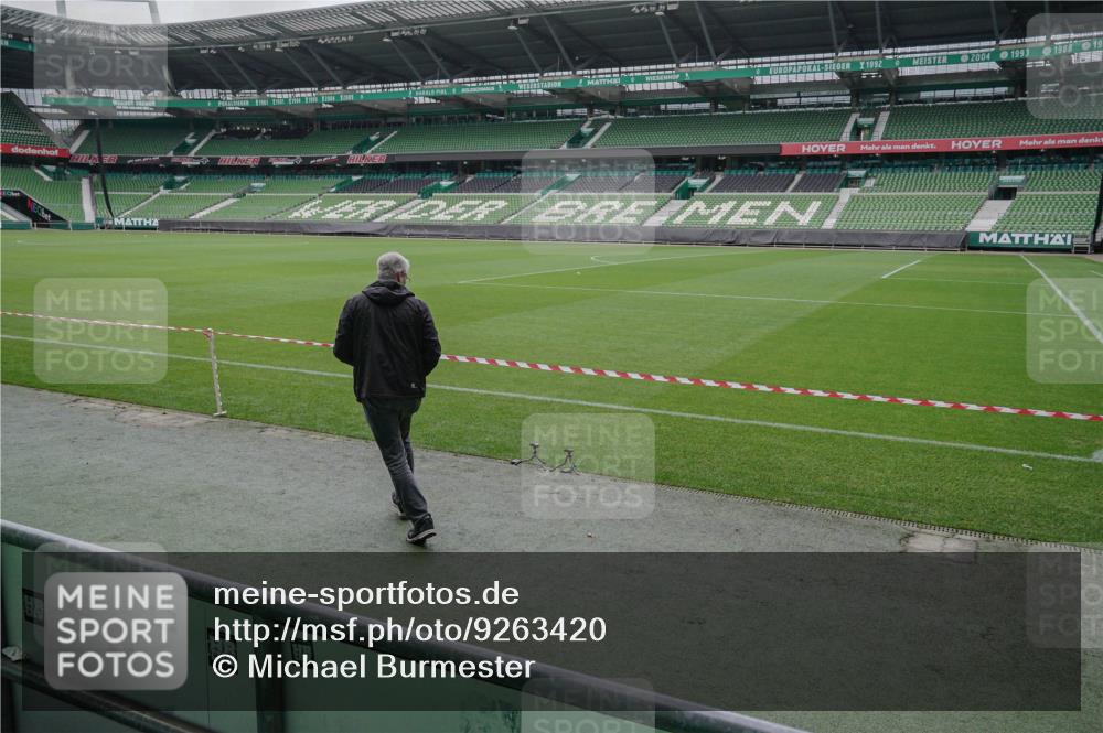 05.10.2025 - 20. swb-Marathon Bremen Michael Burmester http://msf.ph/oto/9263420 05.10.2025 11:52:03 Laufen im Stadion 1040 meine-sportfotos.de