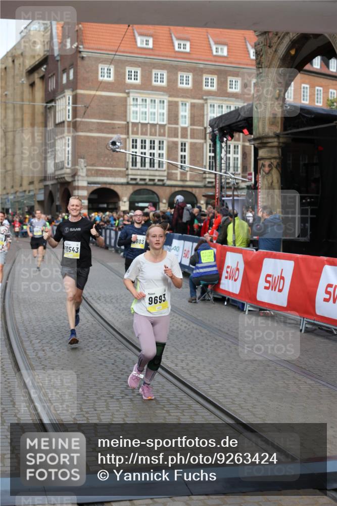 05.10.2025 - 20. swb-Marathon Bremen Yannick Fuchs http://msf.ph/oto/9263424 05.10.2025 10:50:05 Ziel 9369, 9676, 9693, 9696, 9803, 10159, 10543, 10868, 10946, 11091, 11642, 11749 meine-sportfotos.de