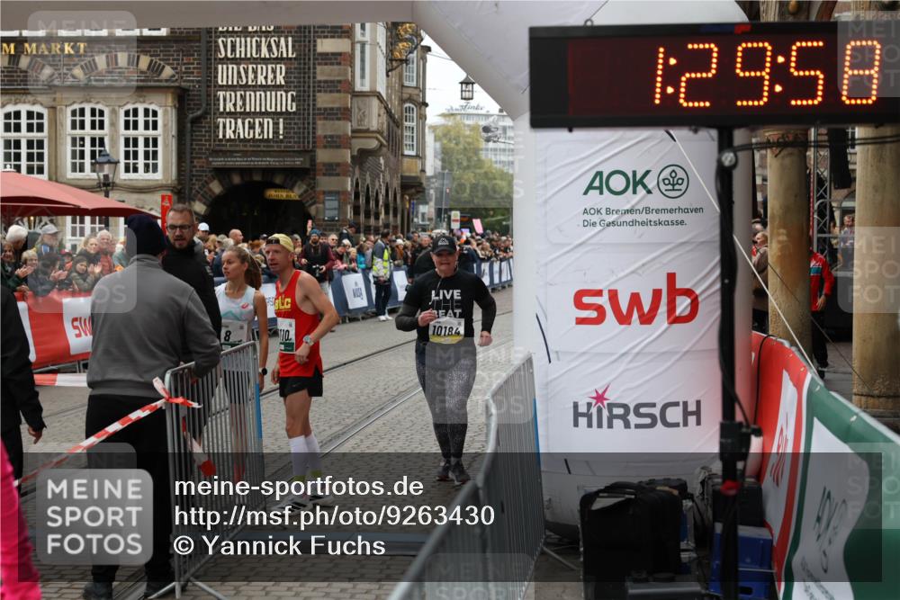 05.10.2025 - 20. swb-Marathon Bremen Yannick Fuchs http://msf.ph/oto/9263430 05.10.2025 11:25:54 Ziel 9338, 10184 meine-sportfotos.de