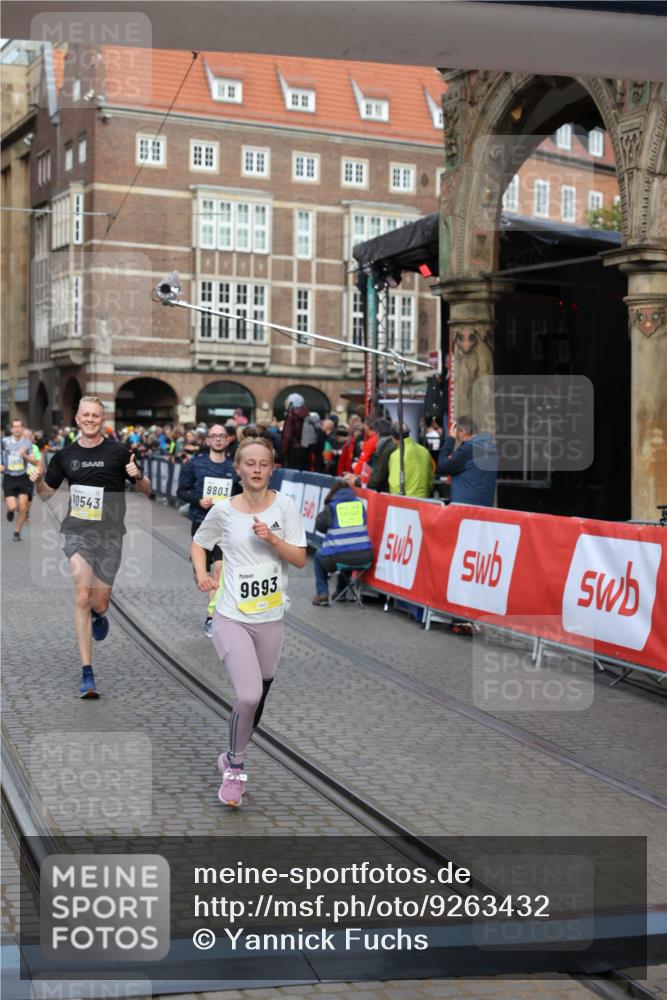 05.10.2025 - 20. swb-Marathon Bremen Yannick Fuchs http://msf.ph/oto/9263432 05.10.2025 10:50:05 Ziel 9369, 9676, 9693, 9696, 9803, 10159, 10543, 10868, 10946, 11091, 11642, 11749 meine-sportfotos.de
