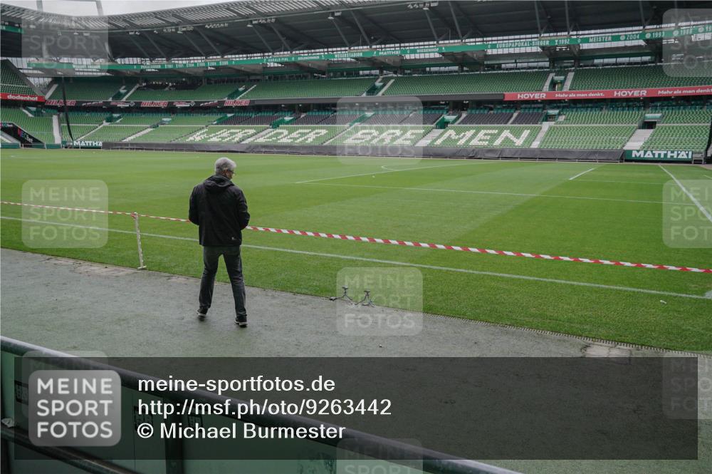 05.10.2025 - 20. swb-Marathon Bremen Michael Burmester http://msf.ph/oto/9263442 05.10.2025 11:52:03 Laufen im Stadion 1040 meine-sportfotos.de