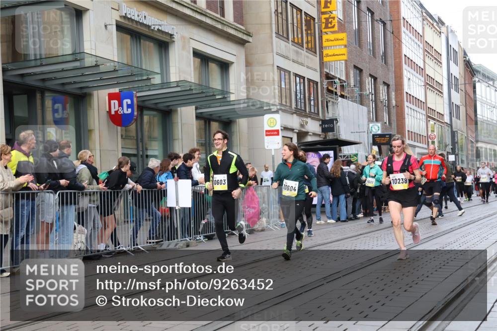 05.10.2025 - 20. swb-Marathon Bremen Strokosch-Dieckow http://msf.ph/oto/9263452 05.10.2025 11:03:26 Ziel 7199, 7788, 9241, 9315, 9379, 9571, 9940, 10106, 10213, 10238, 10265, 10271, 10297, 10478, 10603, 10604, 10711, 10713, 11039, 11272, 11306, 11522, 11589, 7199, 7788, 9241, 9315, 9379, 9571, 9940, 10106, 10213, 10238, 10265, 10271, 10297, 10478, 10603, 10604, 10711, 10713, 11039, 11272, 11306, 11522, 11589 meine-sportfotos.de
