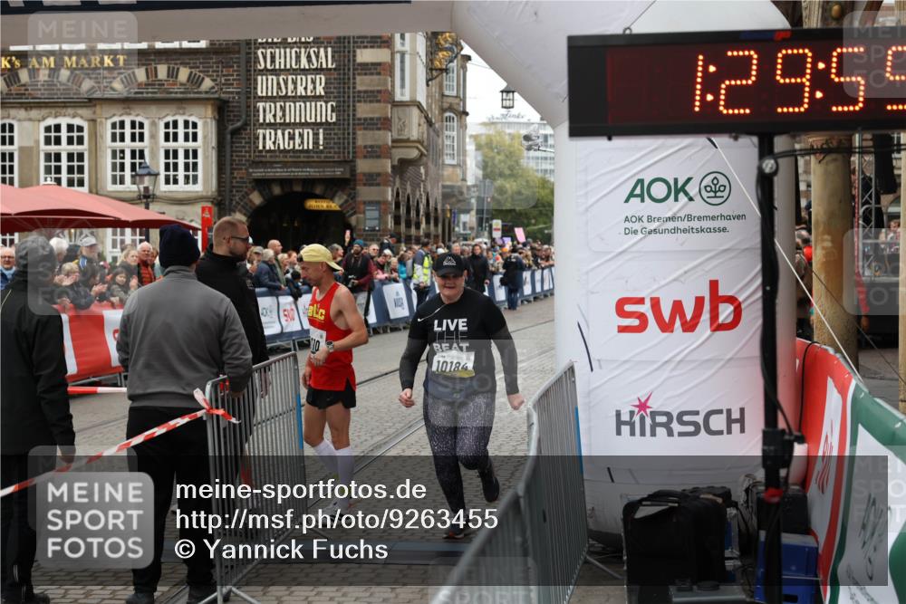 05.10.2025 - 20. swb-Marathon Bremen Yannick Fuchs http://msf.ph/oto/9263455 05.10.2025 11:25:55 Ziel 9338, 10184 meine-sportfotos.de