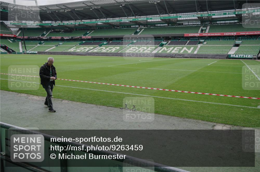 05.10.2025 - 20. swb-Marathon Bremen Michael Burmester http://msf.ph/oto/9263459 05.10.2025 11:52:05 Laufen im Stadion 1040 meine-sportfotos.de