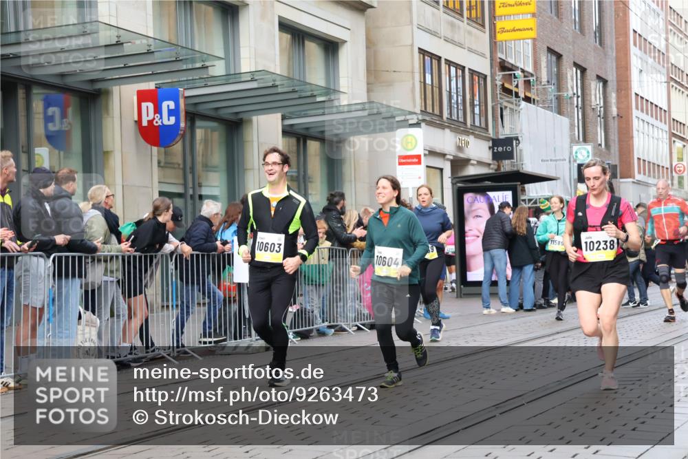 05.10.2025 - 20. swb-Marathon Bremen Strokosch-Dieckow http://msf.ph/oto/9263473 05.10.2025 11:03:26 Ziel 7199, 7788, 9241, 9315, 9379, 9571, 9940, 10106, 10213, 10238, 10265, 10271, 10297, 10478, 10603, 10604, 10711, 10713, 11039, 11272, 11306, 11522, 11589, 7199, 7788, 9241, 9315, 9379, 9571, 9940, 10106, 10213, 10238, 10265, 10271, 10297, 10478, 10603, 10604, 10711, 10713, 11039, 11272, 11306, 11522, 11589 meine-sportfotos.de