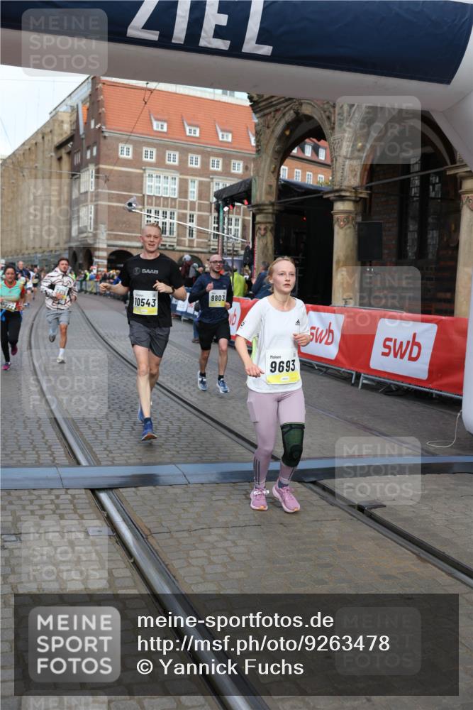 05.10.2025 - 20. swb-Marathon Bremen Yannick Fuchs http://msf.ph/oto/9263478 05.10.2025 10:50:06 Ziel 9676, 9693, 9803, 10159, 10543, 10868, 10946, 11642, 11749 meine-sportfotos.de