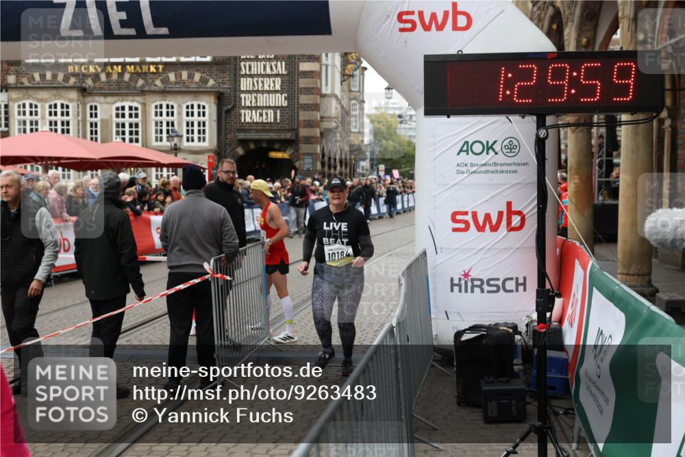 05.10.2025 - 20. swb-Marathon Bremen Yannick Fuchs http://msf.ph/oto/9263483 05.10.2025 11:25:55 Ziel 9338, 10184 meine-sportfotos.de