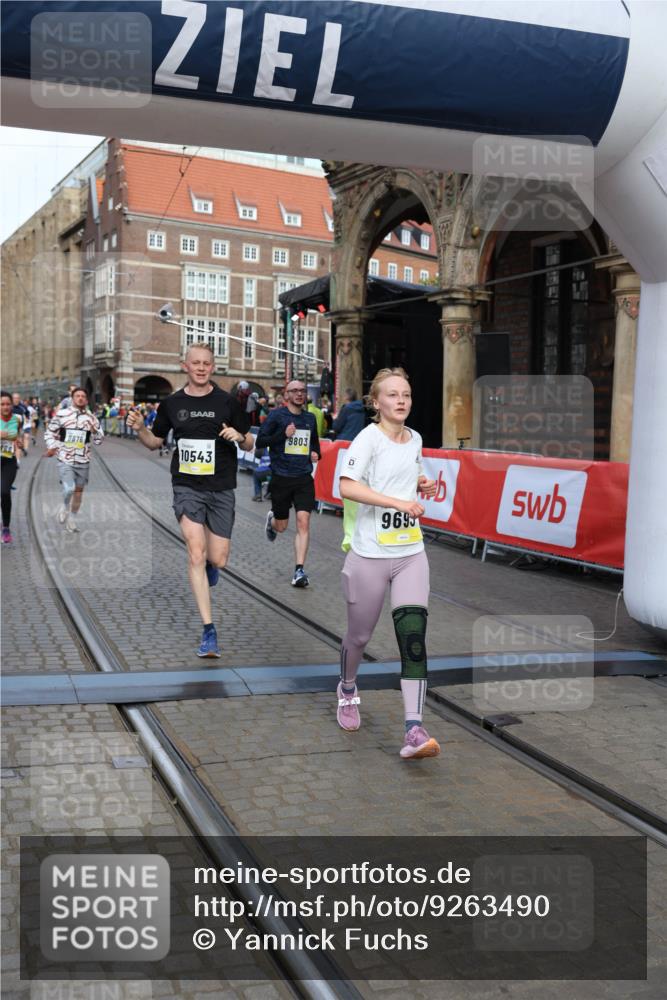05.10.2025 - 20. swb-Marathon Bremen Yannick Fuchs http://msf.ph/oto/9263490 05.10.2025 10:50:06 Ziel 9676, 9693, 9803, 10159, 10543, 10868, 10946, 11642, 11749 meine-sportfotos.de