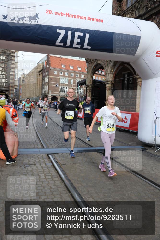 05.10.2025 - 20. swb-Marathon Bremen Yannick Fuchs http://msf.ph/oto/9263511 05.10.2025 10:50:07 Ziel 9676, 9693, 9803, 10159, 10543, 10868, 10946, 11642, 11749 meine-sportfotos.de