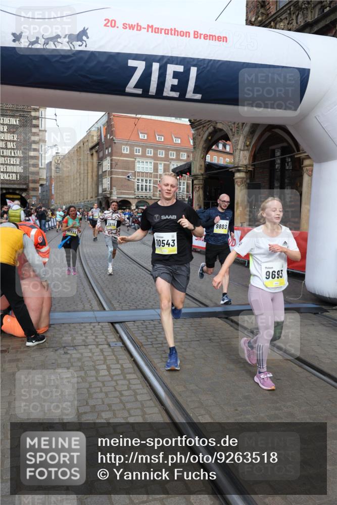 05.10.2025 - 20. swb-Marathon Bremen Yannick Fuchs http://msf.ph/oto/9263518 05.10.2025 10:50:07 Ziel 9676, 9693, 9803, 10159, 10543, 10868, 10946, 11642, 11749 meine-sportfotos.de