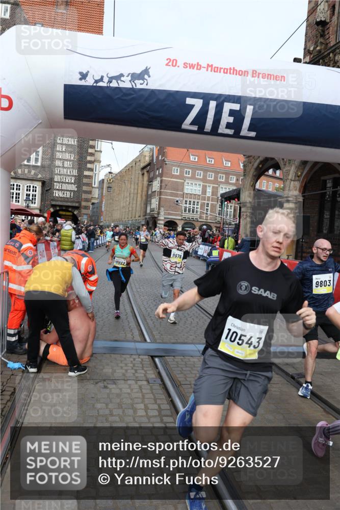 05.10.2025 - 20. swb-Marathon Bremen Yannick Fuchs http://msf.ph/oto/9263527 05.10.2025 10:50:08 Ziel 9676, 9693, 9803, 10543, 10868, 10946, 11621, 11642 meine-sportfotos.de