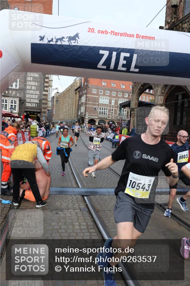 05.10.2025 - 20. swb-Marathon Bremen Yannick Fuchs http://msf.ph/oto/9263537 05.10.2025 10:50:08 Ziel 9676, 9693, 9803, 10543, 10868, 10946, 11621, 11642 meine-sportfotos.de