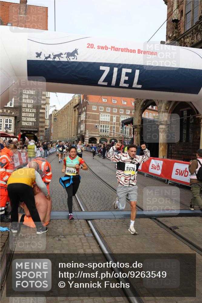 05.10.2025 - 20. swb-Marathon Bremen Yannick Fuchs http://msf.ph/oto/9263549 05.10.2025 10:50:08 Ziel 9676, 9693, 9803, 10543, 10868, 10946, 11621, 11642 meine-sportfotos.de