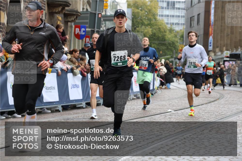 05.10.2025 - 20. swb-Marathon Bremen Strokosch-Dieckow http://msf.ph/oto/9263573 05.10.2025 12:58:30 Ziel 1058, 1258, 1392, 3705, 7269, 7405, 7816 meine-sportfotos.de