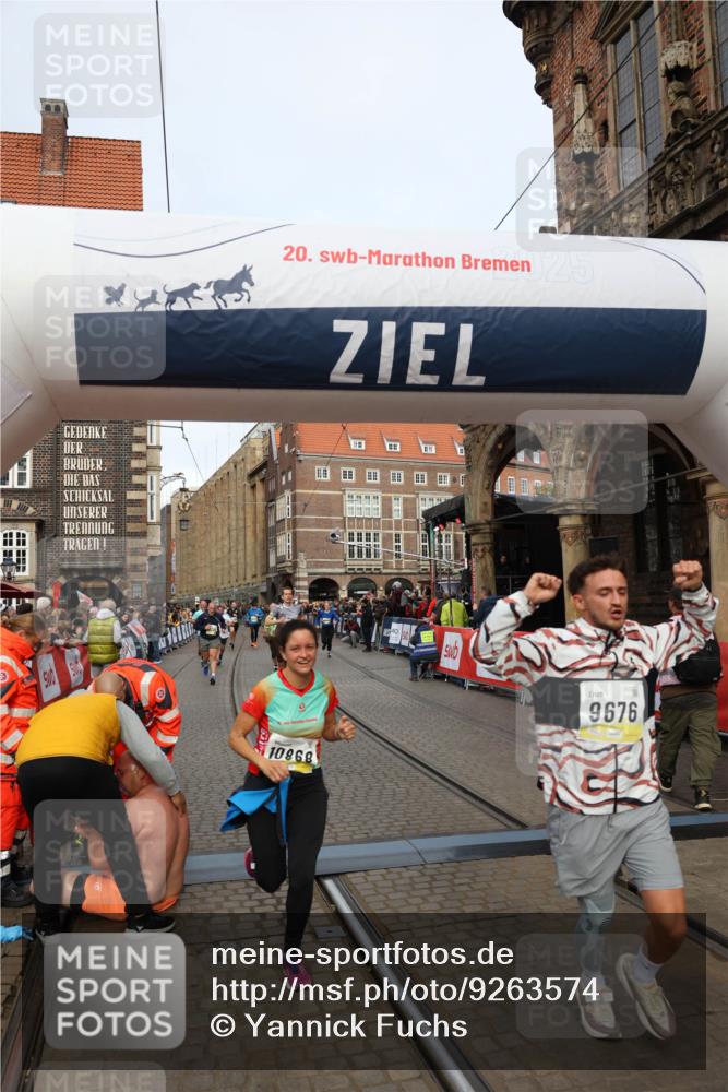 05.10.2025 - 20. swb-Marathon Bremen Yannick Fuchs http://msf.ph/oto/9263574 05.10.2025 10:50:09 Ziel 9676, 9693, 9803, 10543, 10868, 10946, 11621, 11642 meine-sportfotos.de