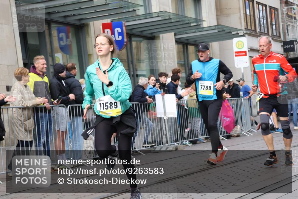 05.10.2025 - 20. swb-Marathon Bremen Strokosch-Dieckow http://msf.ph/oto/9263583 05.10.2025 11:03:30 Ziel 7788, 9241, 9315, 9379, 9398, 9571, 9940, 10106, 10205, 10238, 10265, 10271, 10297, 10478, 10551, 10603, 10604, 10711, 10713, 11039, 11183, 11272, 11306, 11589, 11609, 7788, 9241, 9315, 9379, 9398, 9571, 9940, 10106, 10205, 10238, 10265, 10271, 10297, 10478, 10551, 10603, 10604, 10711, 10713, 11039, 11183, 11272, 11306, 11589, 11609 meine-sportfotos.de