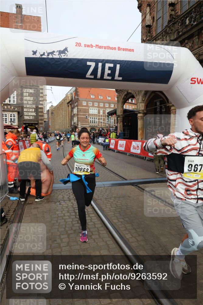 05.10.2025 - 20. swb-Marathon Bremen Yannick Fuchs http://msf.ph/oto/9263592 05.10.2025 10:50:09 Ziel 9676, 9693, 9803, 10543, 10868, 10946, 11621, 11642 meine-sportfotos.de
