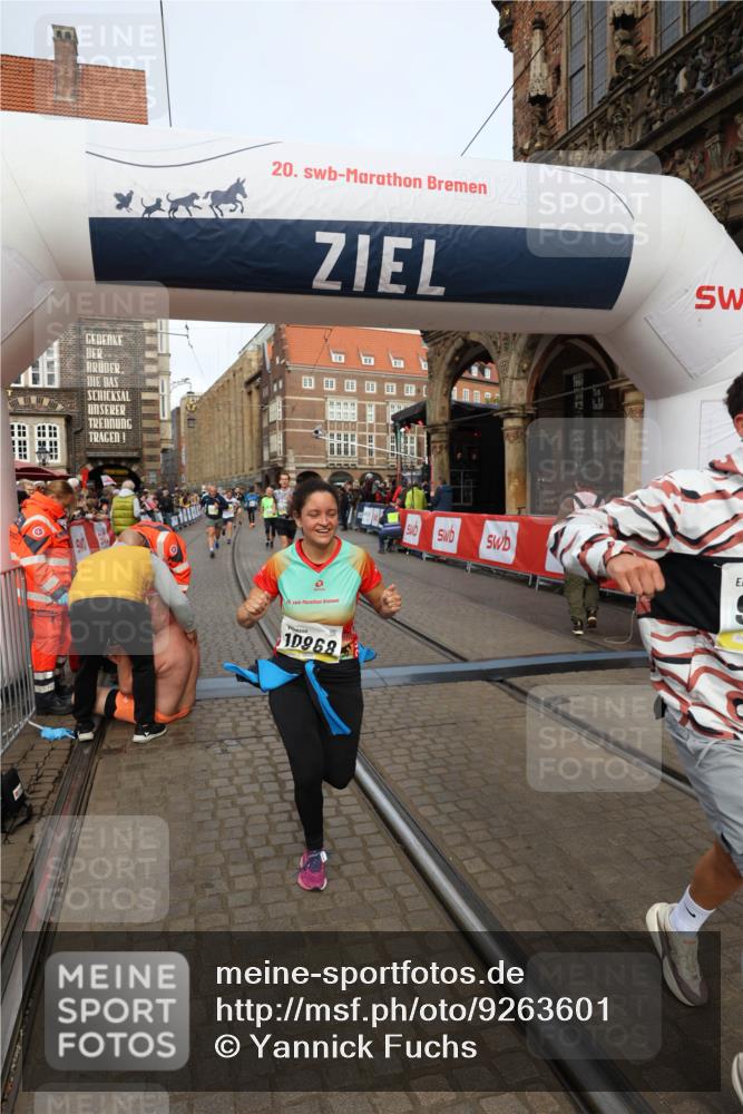 05.10.2025 - 20. swb-Marathon Bremen Yannick Fuchs http://msf.ph/oto/9263601 05.10.2025 10:50:09 Ziel 9676, 9693, 9803, 10543, 10868, 10946, 11621, 11642 meine-sportfotos.de
