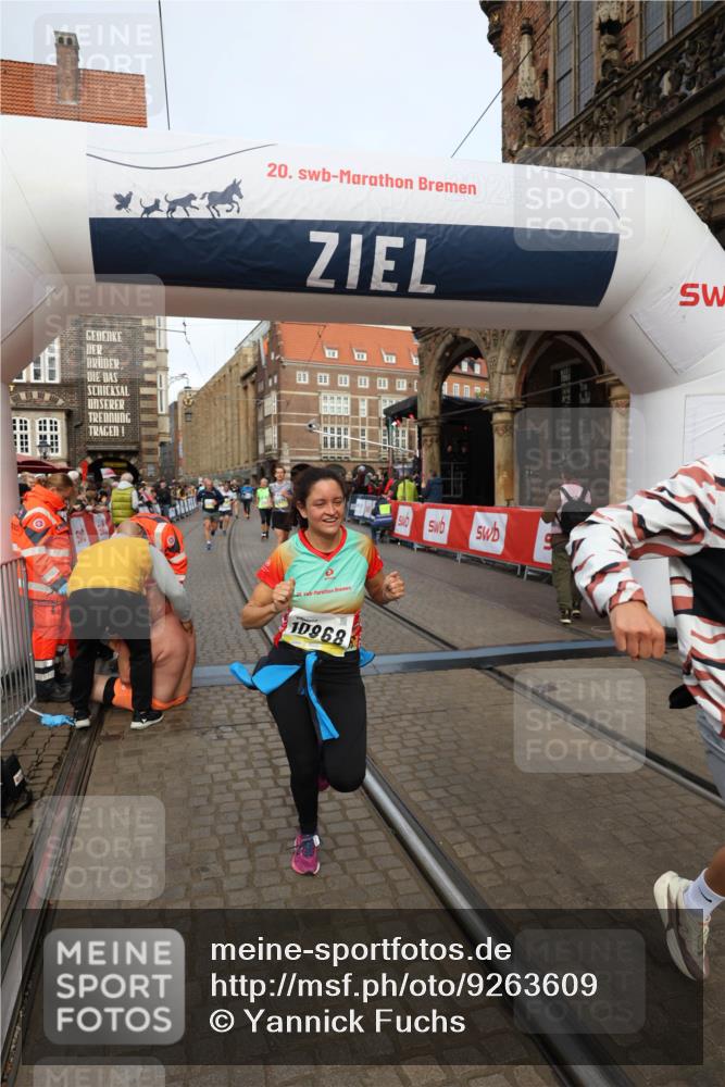 05.10.2025 - 20. swb-Marathon Bremen Yannick Fuchs http://msf.ph/oto/9263609 05.10.2025 10:50:09 Ziel 9676, 9693, 9803, 10543, 10868, 10946, 11621, 11642 meine-sportfotos.de