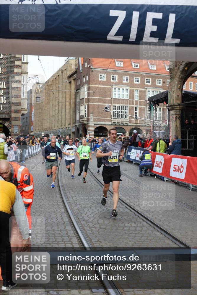 05.10.2025 - 20. swb-Marathon Bremen Yannick Fuchs http://msf.ph/oto/9263631 05.10.2025 10:50:10 Ziel 9485, 9676, 9693, 9787, 9803, 10543, 10868, 10946, 11208, 11288, 11295, 11621, 11642 meine-sportfotos.de