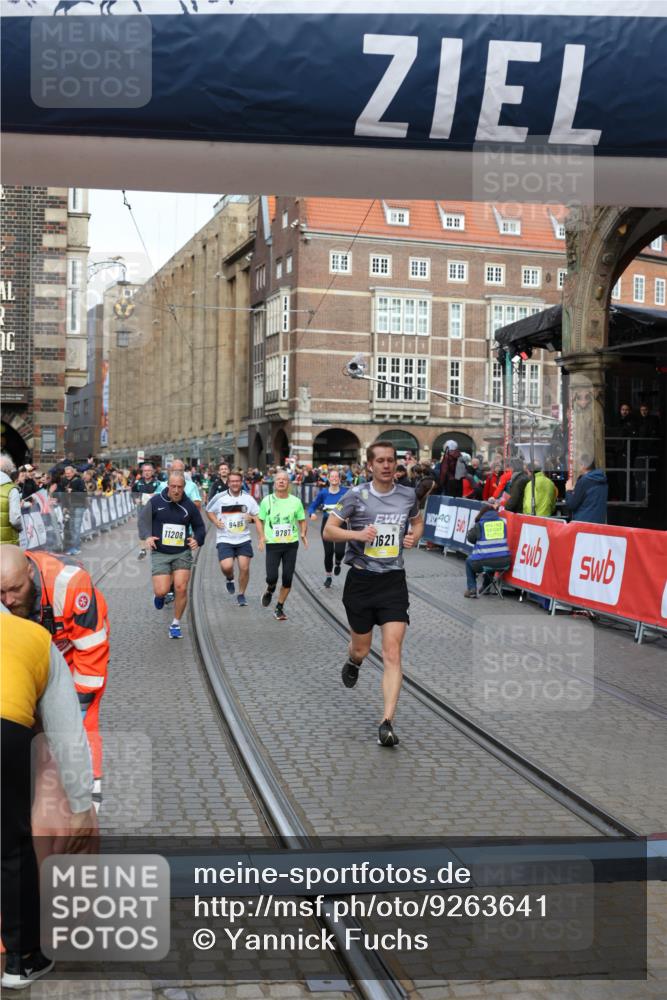 05.10.2025 - 20. swb-Marathon Bremen Yannick Fuchs http://msf.ph/oto/9263641 05.10.2025 10:50:10 Ziel 9485, 9676, 9693, 9787, 9803, 10543, 10868, 10946, 11208, 11288, 11295, 11621, 11642 meine-sportfotos.de