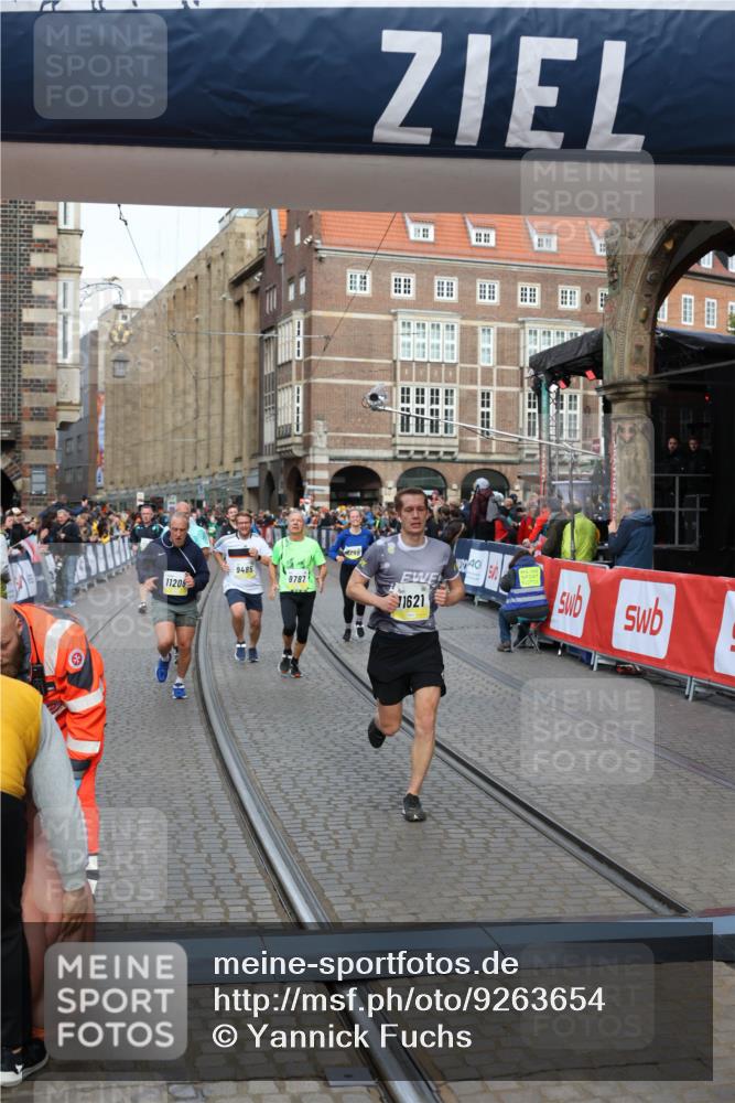 05.10.2025 - 20. swb-Marathon Bremen Yannick Fuchs http://msf.ph/oto/9263654 05.10.2025 10:50:10 Ziel 9485, 9676, 9693, 9787, 9803, 10543, 10868, 10946, 11208, 11288, 11295, 11621, 11642 meine-sportfotos.de