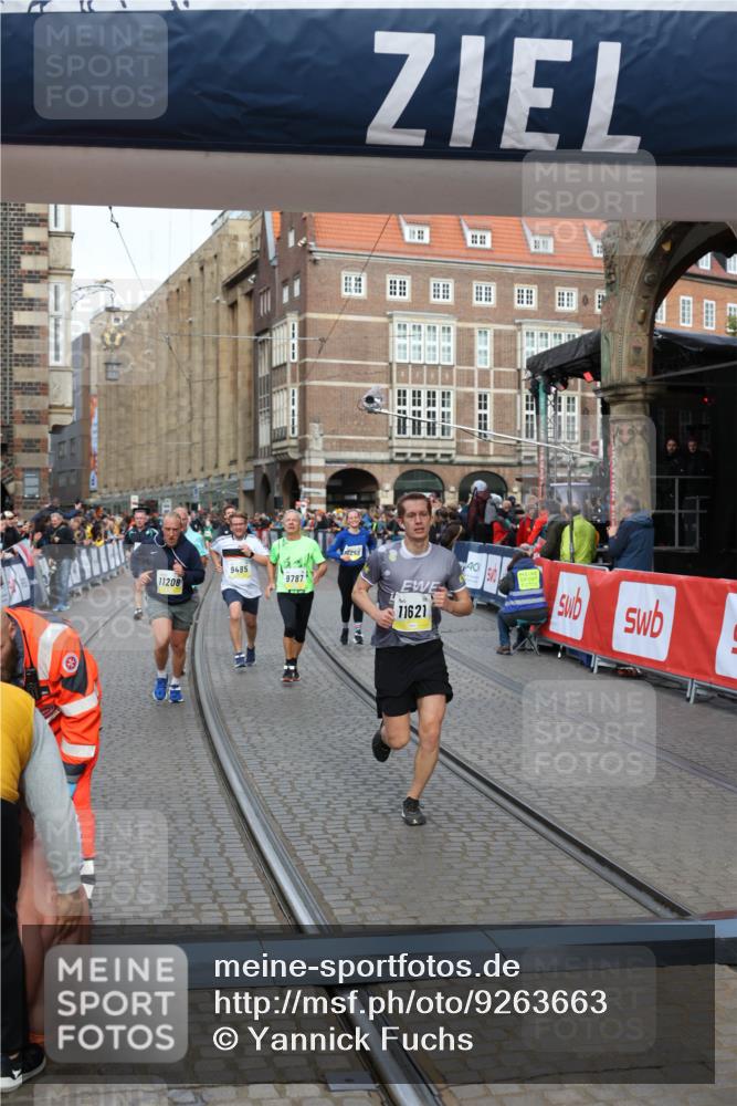 05.10.2025 - 20. swb-Marathon Bremen Yannick Fuchs http://msf.ph/oto/9263663 05.10.2025 10:50:10 Ziel 9485, 9676, 9693, 9787, 9803, 10543, 10868, 10946, 11208, 11288, 11295, 11621, 11642 meine-sportfotos.de