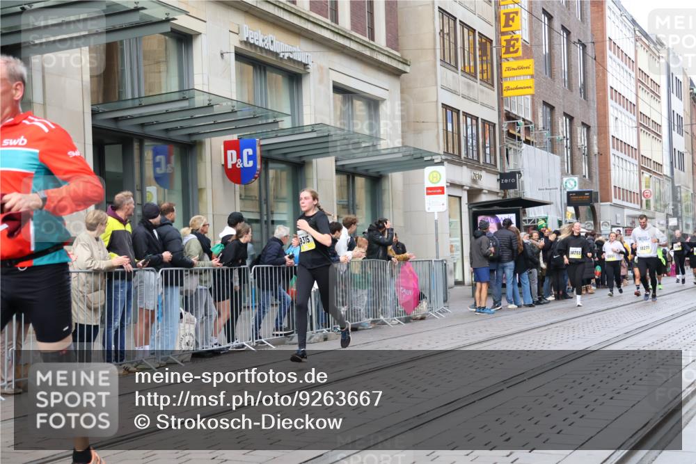 05.10.2025 - 20. swb-Marathon Bremen Strokosch-Dieckow http://msf.ph/oto/9263667 05.10.2025 11:03:32 Ziel 7788, 9241, 9315, 9379, 9398, 9571, 10106, 10205, 10238, 10265, 10271, 10297, 10478, 10551, 10603, 10604, 10711, 10713, 11039, 11183, 11272, 11306, 11589, 11609, 7788, 9241, 9315, 9379, 9398, 9571, 10106, 10205, 10238, 10265, 10271, 10297, 10478, 10551, 10603, 10604, 10711, 10713, 11039, 11183, 11272, 11306, 11589, 11609 meine-sportfotos.de