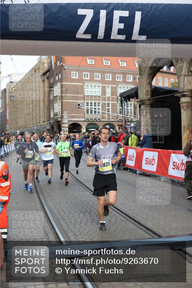 05.10.2025 - 20. swb-Marathon Bremen Yannick Fuchs http://msf.ph/oto/9263670 05.10.2025 10:50:11 Ziel 9485, 9676, 9693, 9787, 9803, 10246, 10543, 10868, 10946, 11208, 11288, 11295, 11621 meine-sportfotos.de