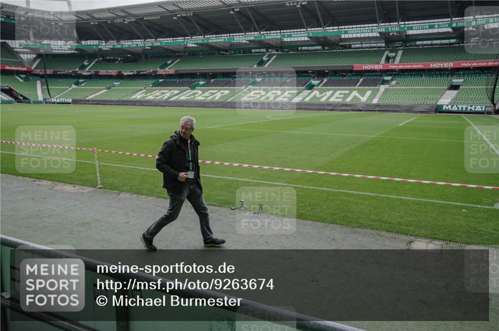 05.10.2025 - 20. swb-Marathon Bremen Michael Burmester http://msf.ph/oto/9263674 05.10.2025 11:52:36 Laufen im Stadion  meine-sportfotos.de
