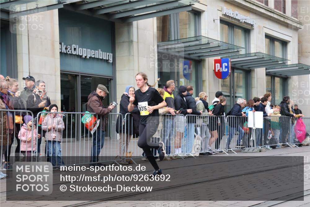 05.10.2025 - 20. swb-Marathon Bremen Strokosch-Dieckow http://msf.ph/oto/9263692 05.10.2025 11:03:33 Ziel 7123, 7788, 9241, 9315, 9379, 9398, 9571, 10106, 10205, 10238, 10265, 10271, 10297, 10551, 10603, 10604, 10711, 10713, 11039, 11183, 11272, 11306, 11589, 11609, 7123, 7788, 9241, 9315, 9379, 9398, 9571, 10106, 10205, 10238, 10265, 10271, 10297, 10551, 10603, 10604, 10711, 10713, 11039, 11183, 11272, 11306, 11589, 11609 meine-sportfotos.de