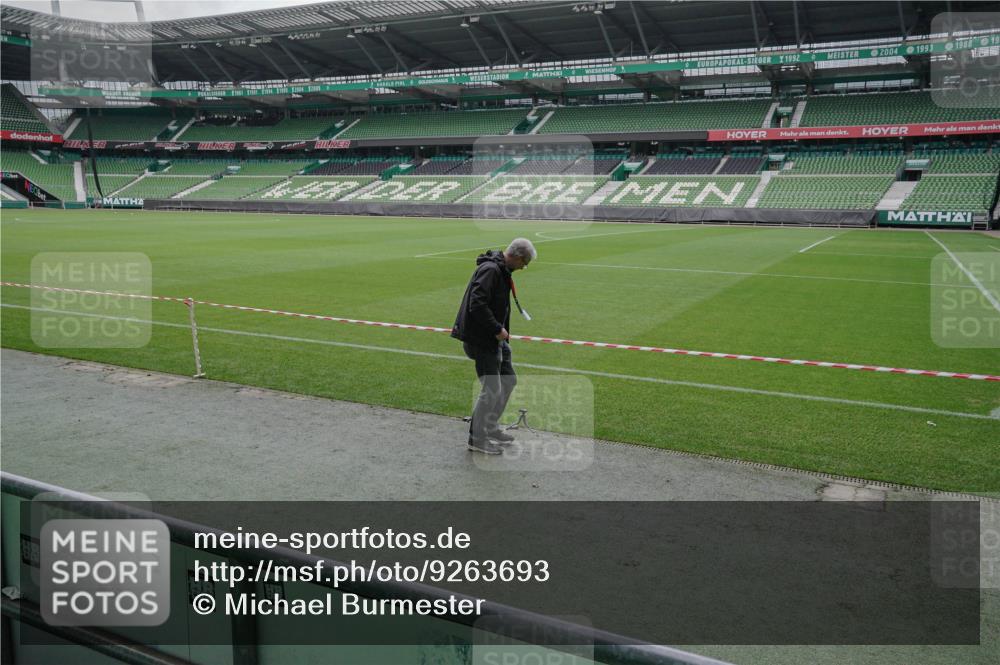 05.10.2025 - 20. swb-Marathon Bremen Michael Burmester http://msf.ph/oto/9263693 05.10.2025 11:52:43 Laufen im Stadion  meine-sportfotos.de
