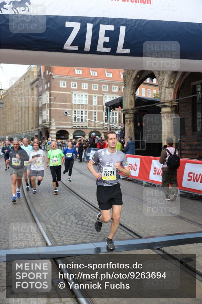 05.10.2025 - 20. swb-Marathon Bremen Yannick Fuchs http://msf.ph/oto/9263694 05.10.2025 10:50:11 Ziel 9485, 9676, 9693, 9787, 9803, 10246, 10543, 10868, 10946, 11208, 11288, 11295, 11621 meine-sportfotos.de