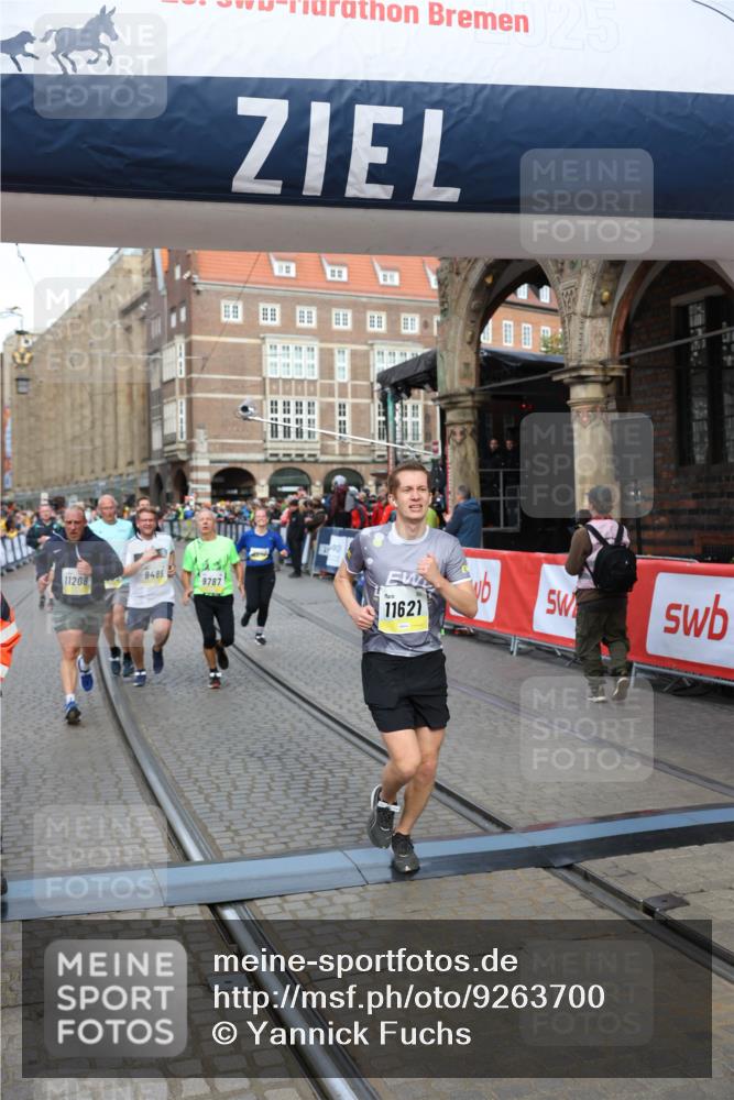 05.10.2025 - 20. swb-Marathon Bremen Yannick Fuchs http://msf.ph/oto/9263700 05.10.2025 10:50:11 Ziel 9485, 9676, 9693, 9787, 9803, 10246, 10543, 10868, 10946, 11208, 11288, 11295, 11621 meine-sportfotos.de
