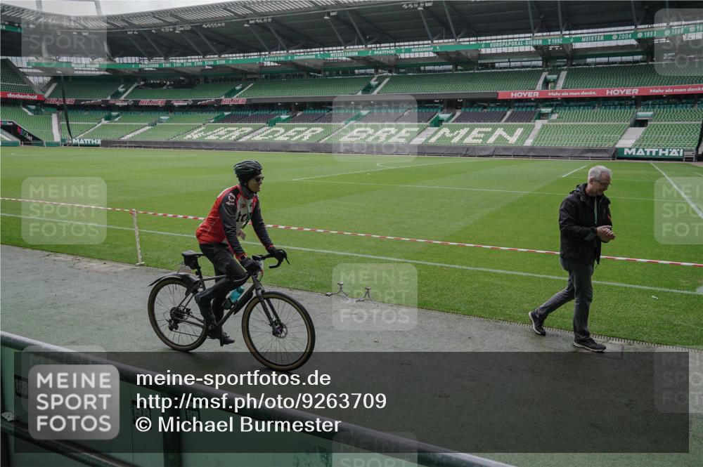 05.10.2025 - 20. swb-Marathon Bremen Michael Burmester http://msf.ph/oto/9263709 05.10.2025 11:52:56 Laufen im Stadion  meine-sportfotos.de