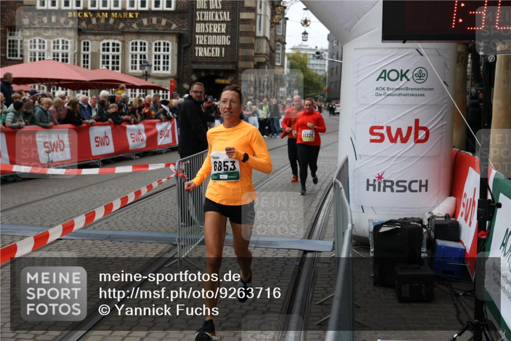 05.10.2025 - 20. swb-Marathon Bremen Yannick Fuchs http://msf.ph/oto/9263716 05.10.2025 11:26:27 Ziel 9352, 10373, 11326 meine-sportfotos.de