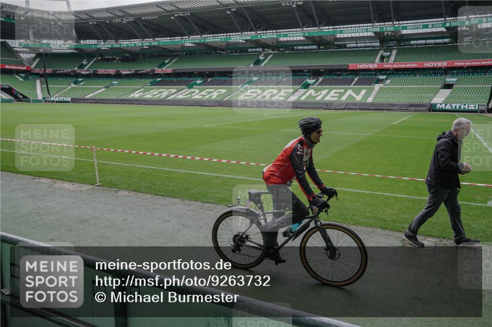 05.10.2025 - 20. swb-Marathon Bremen Michael Burmester http://msf.ph/oto/9263732 05.10.2025 11:52:57 Laufen im Stadion  meine-sportfotos.de
