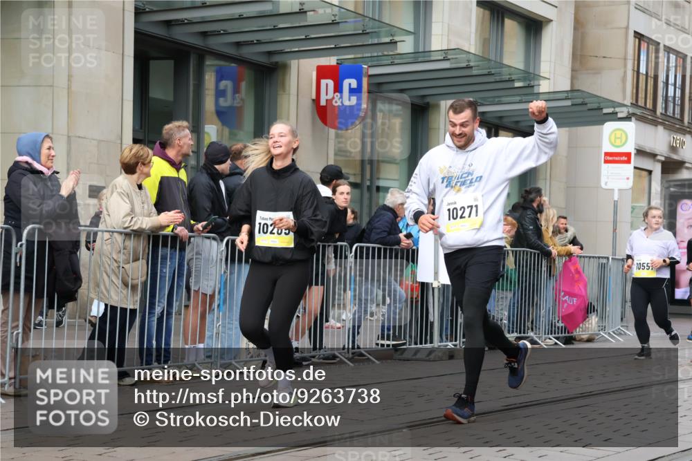 05.10.2025 - 20. swb-Marathon Bremen Strokosch-Dieckow http://msf.ph/oto/9263738 05.10.2025 11:03:37 Ziel 7123, 7788, 7789, 9241, 9275, 9379, 9398, 9571, 10106, 10205, 10238, 10265, 10271, 10551, 10603, 10604, 11039, 11183, 11272, 11306, 11609, 11611, 7123, 7788, 7789, 9241, 9275, 9379, 9398, 9571, 10106, 10205, 10238, 10265, 10271, 10551, 10603, 10604, 11039, 11183, 11272, 11306, 11609, 11611 meine-sportfotos.de